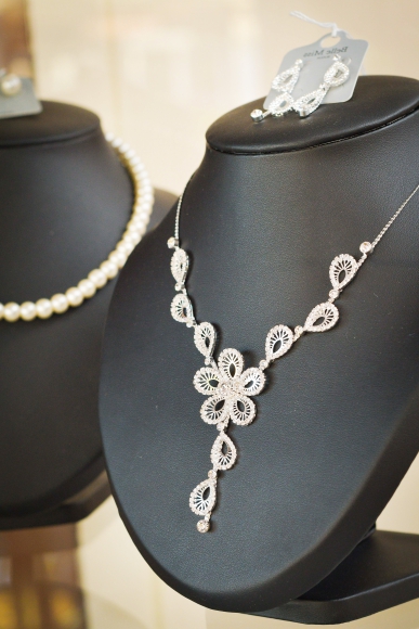 Collier par Jour J - Boutique de mariage à Lisieux collier mariée, collier mariage, bijoux calvados